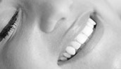 Patientin lächelt mit strahlend weißen Zähnen