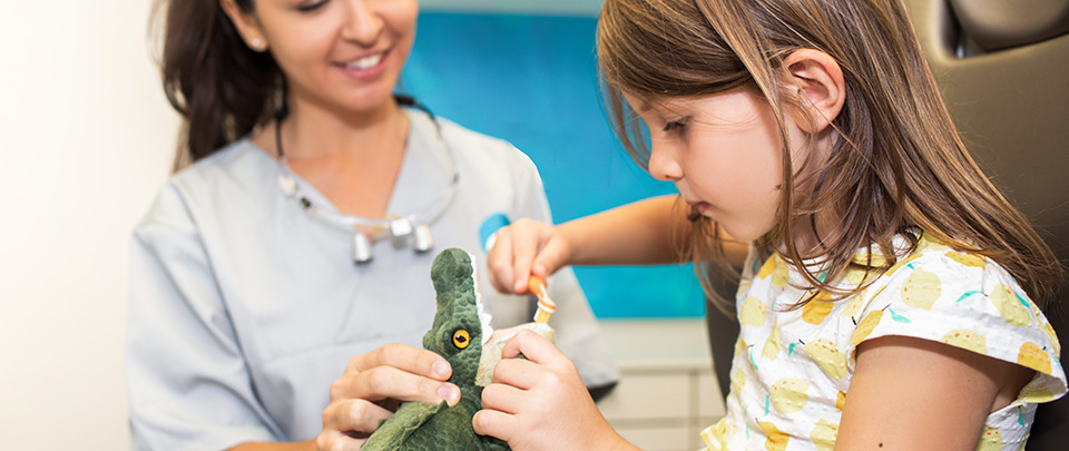 Zahnarztpraxis - Kind putzt Krokodil die Zähne