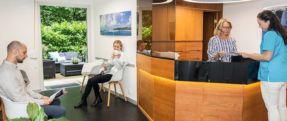 Zahnarztpraxis - Wartezimmer mit zwei Patienten