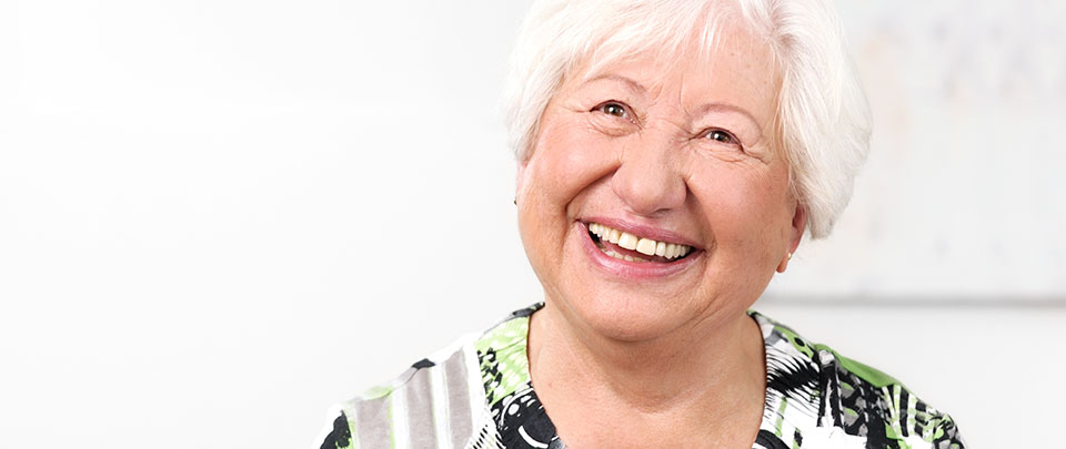 ältere Dame lacht freundlich